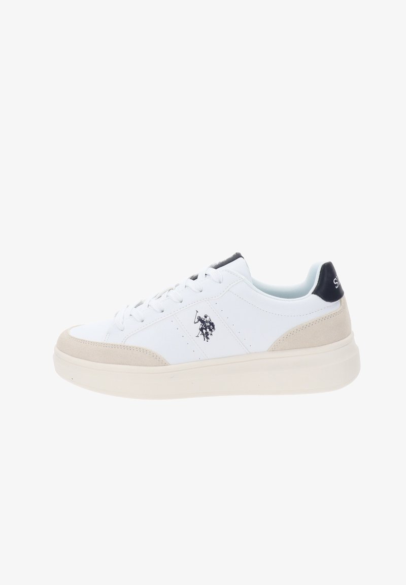 Witte leren sneakers met beige suède accenten, een geperforeerd ontwerp en een donkerblauwe hielpatch. Voorzien van een logo aan de zijkant.