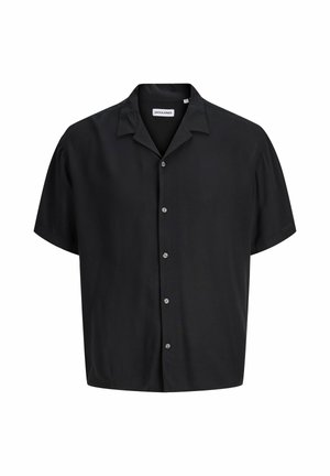 Czarna koszula z krótkim rękawem na guziki z kołnierzem typu camp oraz widocznymi białymi guzikami, wyeksponowana na białym tle.