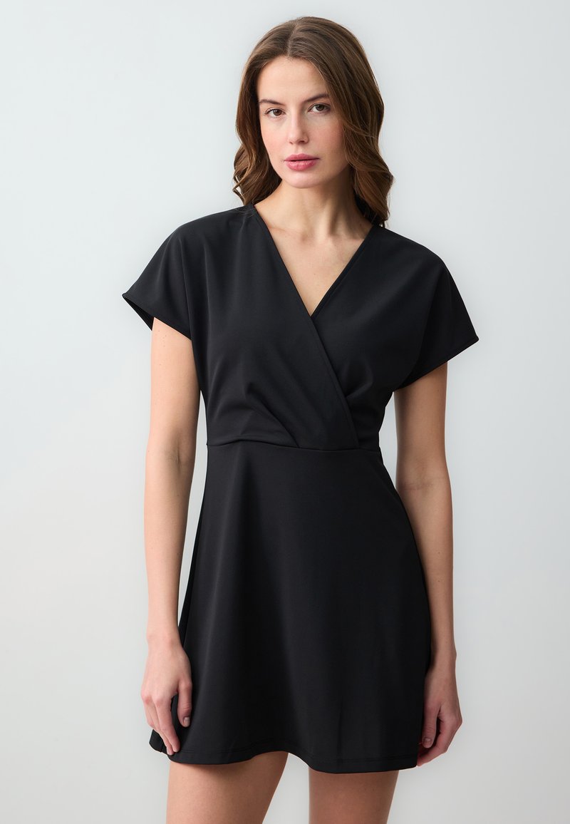 Schwarzes Wickelkleid aus glattem Stoff, mit tiefem V-Ausschnitt, kurzen Ärmelchen und A-Linien-Silhouette.