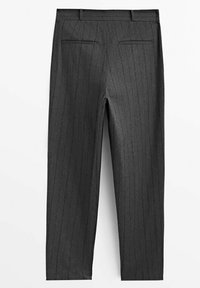 Pantaloni grigi a righe con taglio dritto. Presentano due tasche posteriori e una texture di tessuto liscia. Adatti per abbigliamento formale.