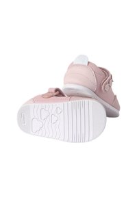 Zapatos infantiles rosas con una parte superior de piel lisa, correas ajustables de Velcro y una suela de goma blanca texturizada con patrones de nubes.