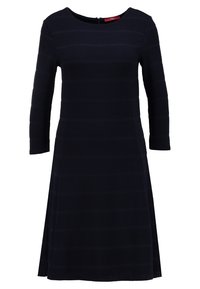 Vestido azul marino con textura acanalada, escote redondo y mangas de tres cuartos, que presenta una forma acampanada en A y bolsillos laterales.