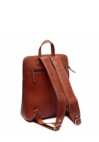 Sac à dos en cuir marron de forme rectangulaire, avec une poignée supérieure, des bretelles ajustables et une poche zippée à l'avant. Texture lisse avec des coutures visibles.