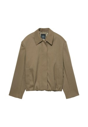 Hnedá voľnočasová bunda s špicatým golierom, dvoma prednými vreckami, dlhými rukávmi a elastickým lemom, uložená na bielom pozadí.