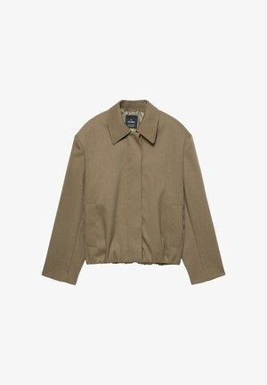 Jachetă casual maro cu guler ascuțit, două buzunare frontale, mâneci lungi și tiv elastic, așezată pe o suprafață plată pe un fundal alb.