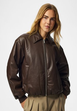 Pieces, BOMBER JACKET PCLARA PADDED COATED - Яке от изкуствена кожа - hot fudge