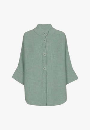 Lichtgroene gebreide poncho met brede korte mouwen, hoge kraag en vier knopen aan de voorkant in het midden.