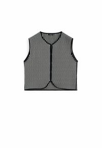 Svart och vit randig kort vest med v-ringning, ärmlös design, knäppning fram och texturerad tyg. Kanter avslutade med svart.