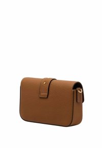 Sac à main en cuir marron avec une finition texturée, une forme incurvée et une fermeture à rabat. Équipé de quincaillerie dorée et de coutures contrastantes.