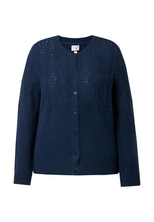 Marineblauwe gebreide cardigan met lange mouwen, ronde hals, knoopsluiting aan de voorkant en subtiel textuurpatroon op de bovenste borst en mouwen.