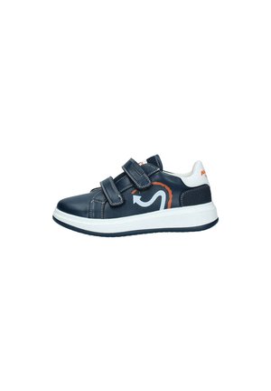Sneaker blu navy con suola bianca, due strap in Velcro e motivo grafico laterale in arancione e bianco. Texture in pelle liscia, forma arrotondata.
