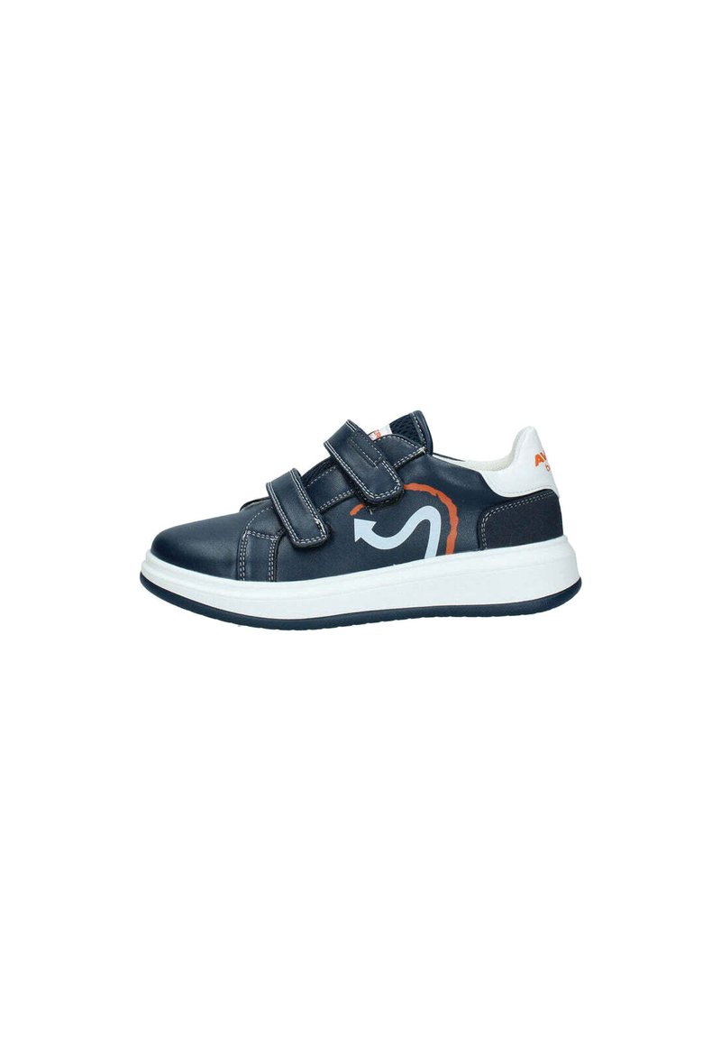 Sneaker blu navy con suola bianca, due strap in Velcro e motivo grafico laterale in arancione e bianco. Texture in pelle liscia, forma arrotondata.