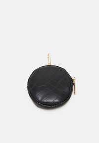 Pouch rotondo in pelle nera con texture a coccodrillo, con hardware della cerniera dorato e attacco a clip. Design compatto per riporre o viaggiare.