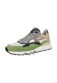 Sneaker aus einer Materialkombination: grünes Wildleder, graue und beige Akzente, Obermaterial aus Mesh, klobige weiße Zwischensohle und gezackte schwarze Außensohle.