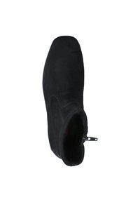 Bottine noire en daim avec un bout pointu, fermeture éclair latérale et design sans couture. Texture douce et finition mate.