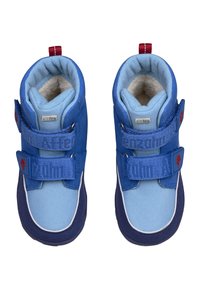 Stivali blu per bambini realizzati con una combinazione di materiali lisci e testurizzati, dotati di due cinturini a velcro, fodera in pile e un passante rosso.