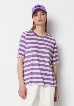 Lila und weiß gestreiftes T-Shirt aus weichem Material, mit Rundhalsausschnitt und kurzen Ärmeln. Kombiniert mit einer lavendelfarbenen Kappe, die "ciao" zeigt.