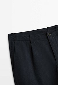 Schwarze Hose aus strukturiertem Stoff mit einem Bund, Ein-Knopf-Verschluss und einem plissierten Vorderteil.