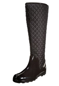 Botas negras hasta la rodilla con parte superior de tela acolchada y sección inferior de goma brillante, con punta redonda y suela texturizada.