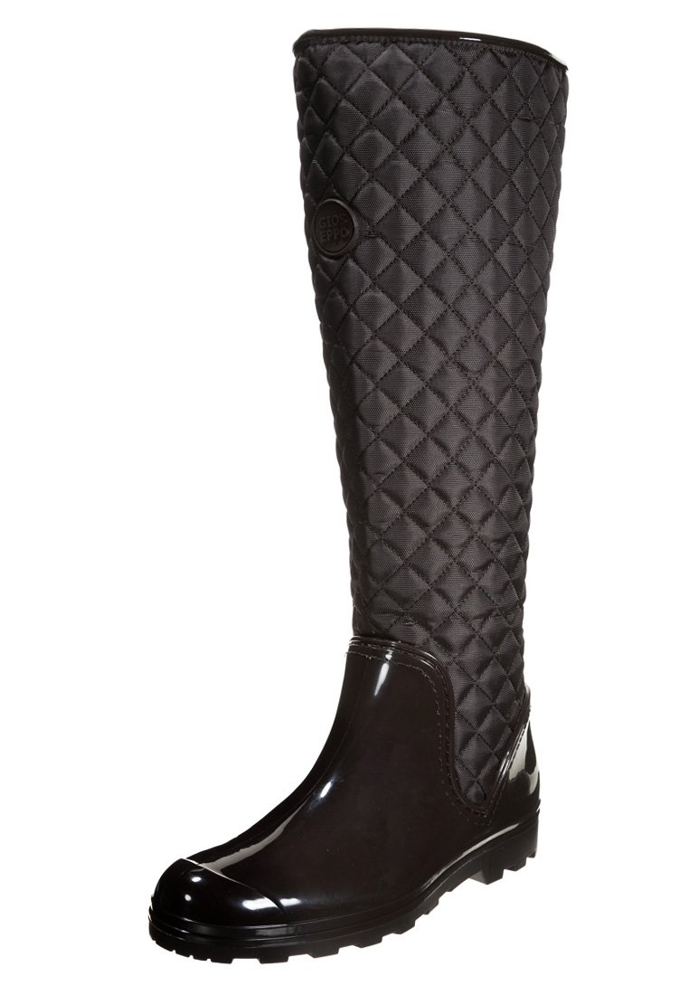 Botas negras hasta la rodilla con parte superior de tela acolchada y sección inferior de goma brillante, con punta redonda y suela texturizada.