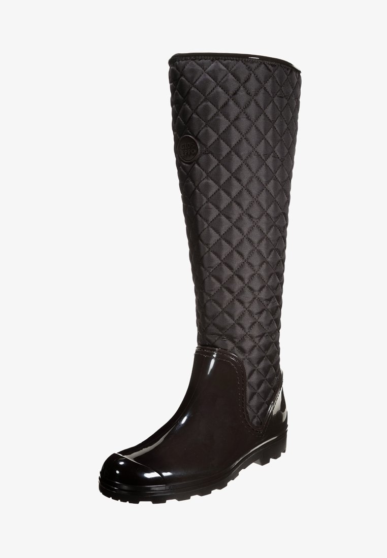 Bottes noires montantes en cuir matelassé avec une tige en tissu matelassé et une partie inférieure en caoutchouc brillant, dotées d'un bout rond et d'une semelle texturée.