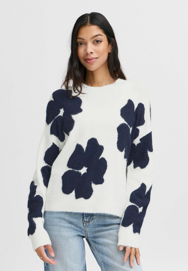 Weißer übergroßer Pullover mit marineblauem Blumenmuster, mit gerippten Bündchen und Saum. Weicher Stoff, lockere Passform und runder Ausschnitt.
