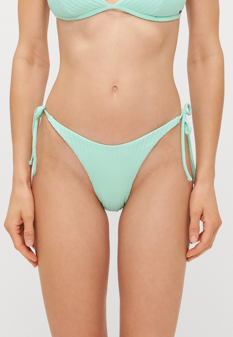 Mintgrønne bikini-bukser med ribbet tekstur, med sidesnøring for justerbar pasform og moderat dækning. Glat, letvægtsstof.