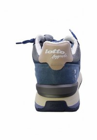 Scarpa sportiva blu navy con tomaia in rete grigia, dettagli in suede e collo imbottito. Dotata di un logo beige sul tallone e suola testurizzata.