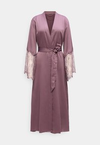 Μακρύ σατέν ρόμπα σε μωβ απόχρωση με φαρδιές δαντελένιες μανσέτες και ταιριαστή ζώνη μέσης, εμφανίζεται από μπροστά σε απλό φόντο.