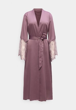 Langer mauvefarbener Satinmantel mit breiten Spitzenmanschetten und passendem Taillengürtel, von vorne auf einfarbigem Hintergrund gezeigt.