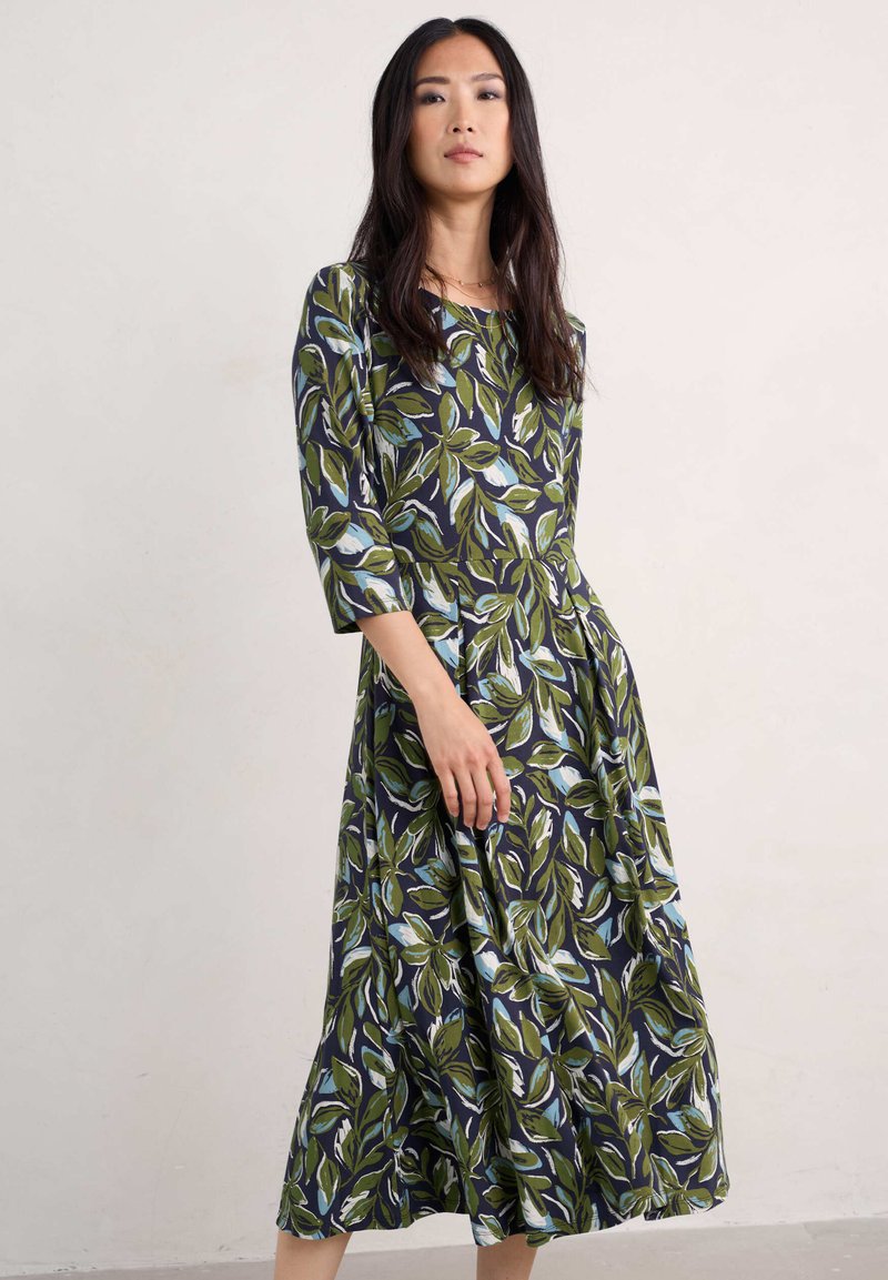 Seasalt Cornwall 3/4 WILD BOUQUET - Jerseykleid - green tonal leaves maritime