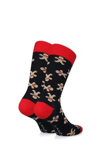 Czarne skarpetki z czerwonymi mankietami i palcami, z powtarzającym się wzorem ludzików piernikowych. Materiał wydaje się dziany i ma miękką teksturę.