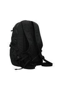 Schwarzer Rucksack mit gepolsterten Schulterriemen, mehreren Verstellpunkten und Reißverschlussfächern. Hergestellt aus strapazierfähigem Stoff mit strukturiertem Detail.