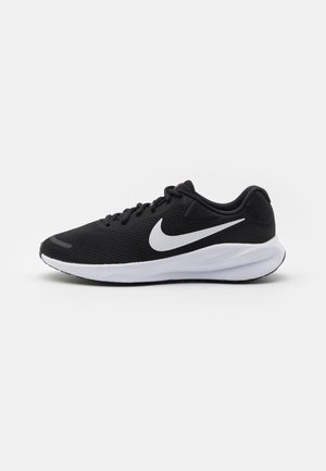 Czarny but do biegania Nike z białą podeszwą i białym logo Nike swoosh po boku, przedstawiony na jednolitym białym tle.