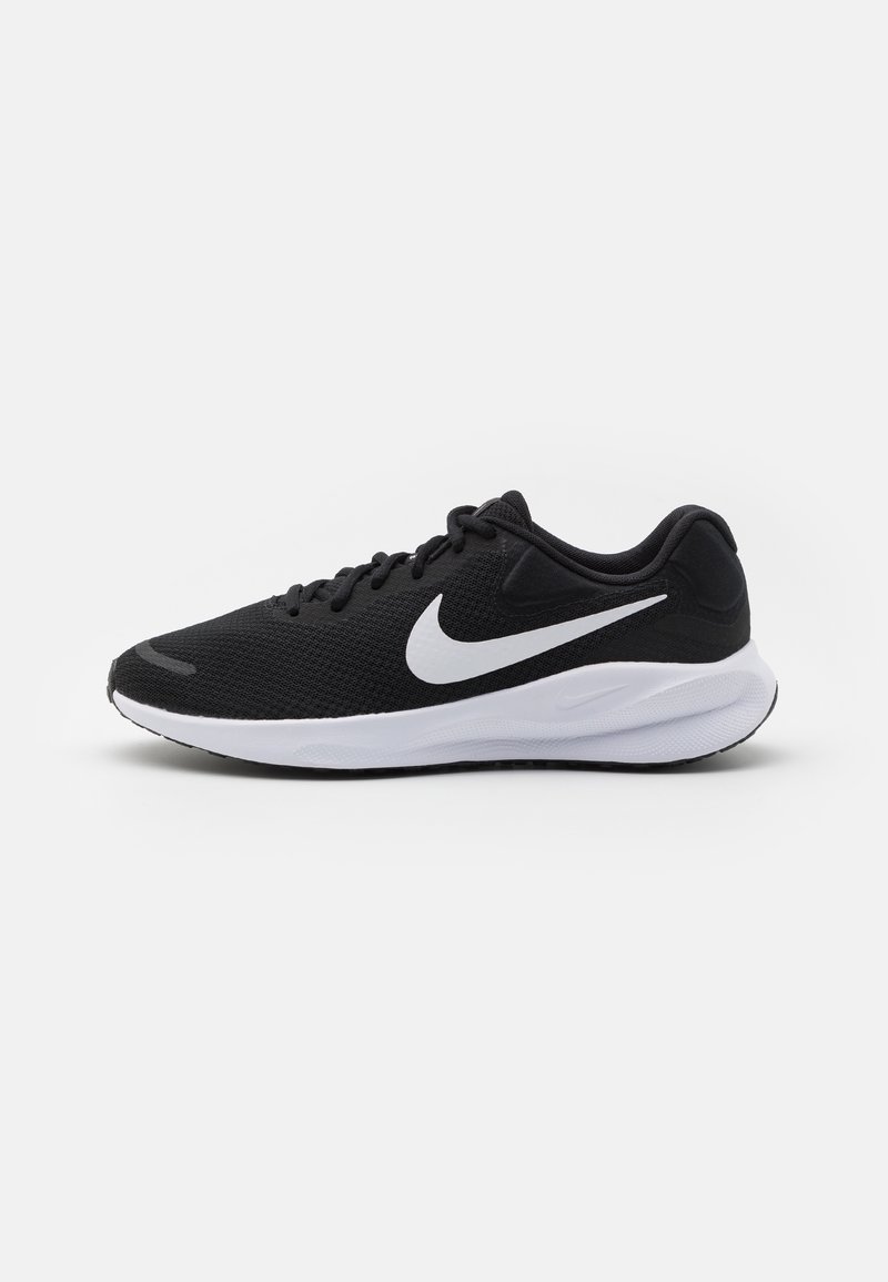 Chaussure de course Nike noire avec semelle blanche et logo swoosh Nike blanc sur le côté, affichée sur un fond blanc uni.