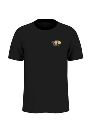 T-shirt nera con scollo rotondo con una piccola grafica di due monete gialle ed elementi a tema viaggio sul petto sinistro.