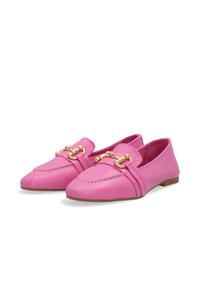 Roze leren loafers met een gladde afwerking, voorzien van een gouden kettingaccent aan de voorkant en een platte zool.