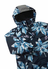 Blommig pufferjacka med marinblå bas, med blåa bladmönster och rosa detaljer. Inkluderar huva och framdragkedja. Slät yta.