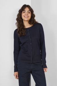 Námořnický svetr vyrobený z texturované látky, představující kulatý výstřih, dlouhé rukávy a zapínání na knoflíky vpředu.