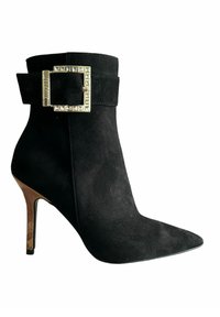 Stivaletto in pelle scamosciata nera con punta affusolata e alto tacco a stiletto. Presenta una fibbia decorativa in oro con borchie su una fascia larga.