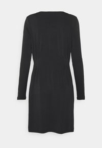 Vestido preto de mangas longas com decote redondo, cintura franzida e tecido suave. A barra é reta e termina acima do joelho.