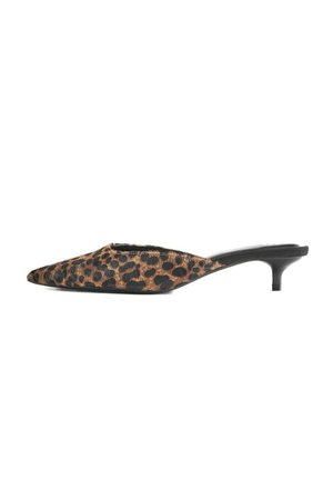 Mule na szpiczastym nosku z niskim, czarnym obcasem typu kitten heel i brązową cholewką w panterkę.