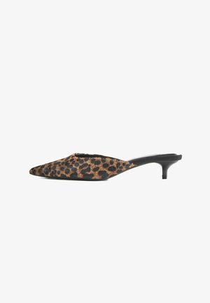 Mule na szpiczastym nosku z niskim, czarnym obcasem typu kitten heel i brązową cholewką w panterkę.