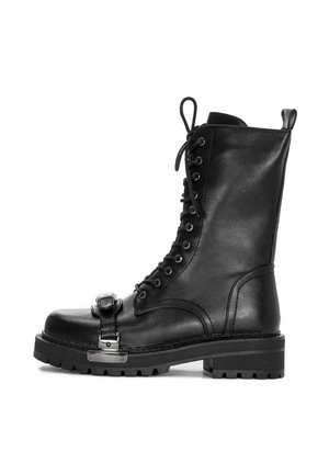 Czarne skórzane buty wojskowe o wysokości do połowy łydki, związywany design, metalowe detale z klamrą, wytrzymała podeszwa oraz gładka tekstura.