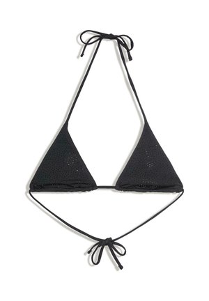 Črni bikini zgornji del v obliki trikotnika z majhnimi perforiranimi detajli, tankimi zavezovanji okoli vratu in hrbta, položen na ravno površino na belem ozadju.