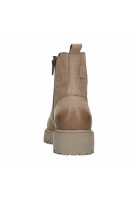 Beige Stiefeletten mit einer glatten Lederoberfläche, ausgestattet mit einem seitlichen Reißverschluss und einer klobigen, strukturierten Gummisohle für guten Halt und Langlebigkeit.