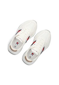 Witte sportschoenen gemaakt van mesh en synthetische materialen. Voorzien van rode en marineblauwe accenten, comfortabele zolen en een logo op de binnenzolen. Vetersluiting.