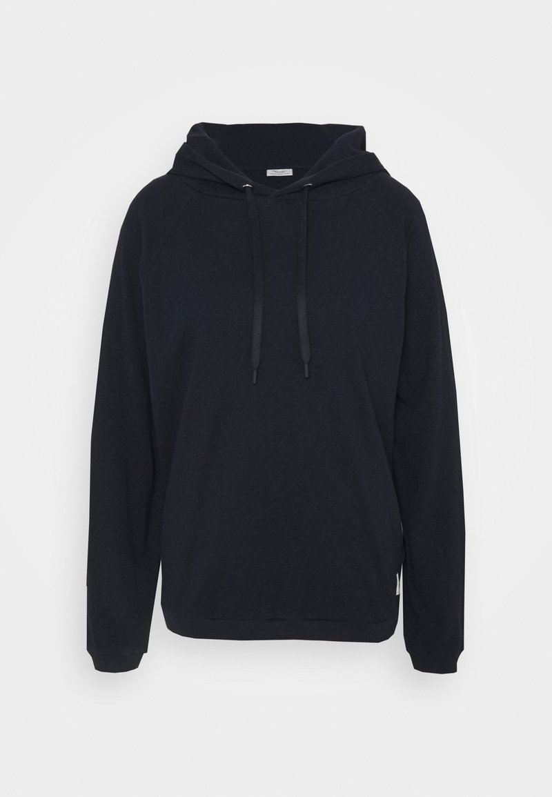 Sudadera con capucha negra hecha de tela suave, con capucha ajustable con cordón, mangas largas y un ajuste relajado. Diseño simple sin patrones visibles.