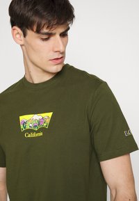 Levi's® SS RELAXED FIT TEE - T-shirt estampada - mossy green