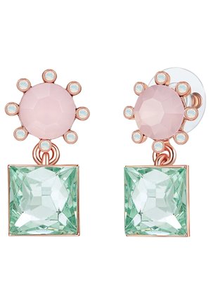 Paire de boucles d’oreilles en or rose avec des pierres rondes roses facettées entourées de petites perles ressemblant à de l’opale et des pierres précieuses carrées vert pâle suspendues.